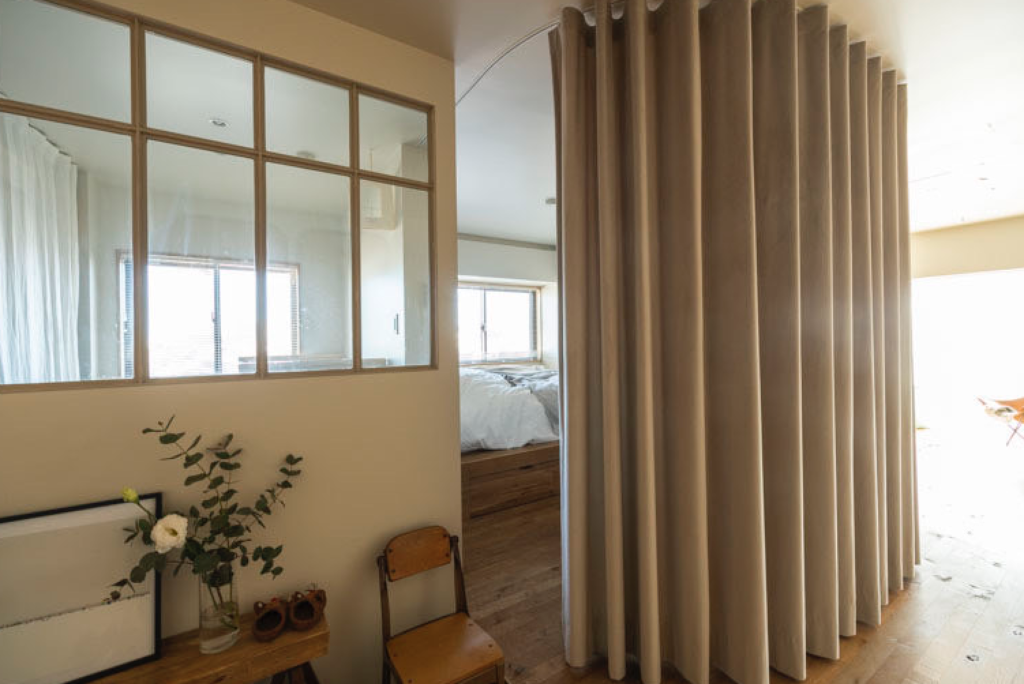 間仕切りカーテンの魅力と活用法：手軽に空間を仕切るアイデア集 | ThanCa Ltd.